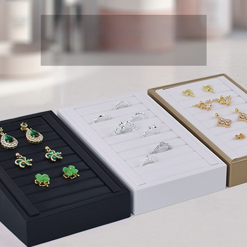 Gyűrűk és fülbevalók kiállító tálca textúrált bőrrel – Elegáns ékszerkiállító állvány, művészi stílus, 2025 tavasz