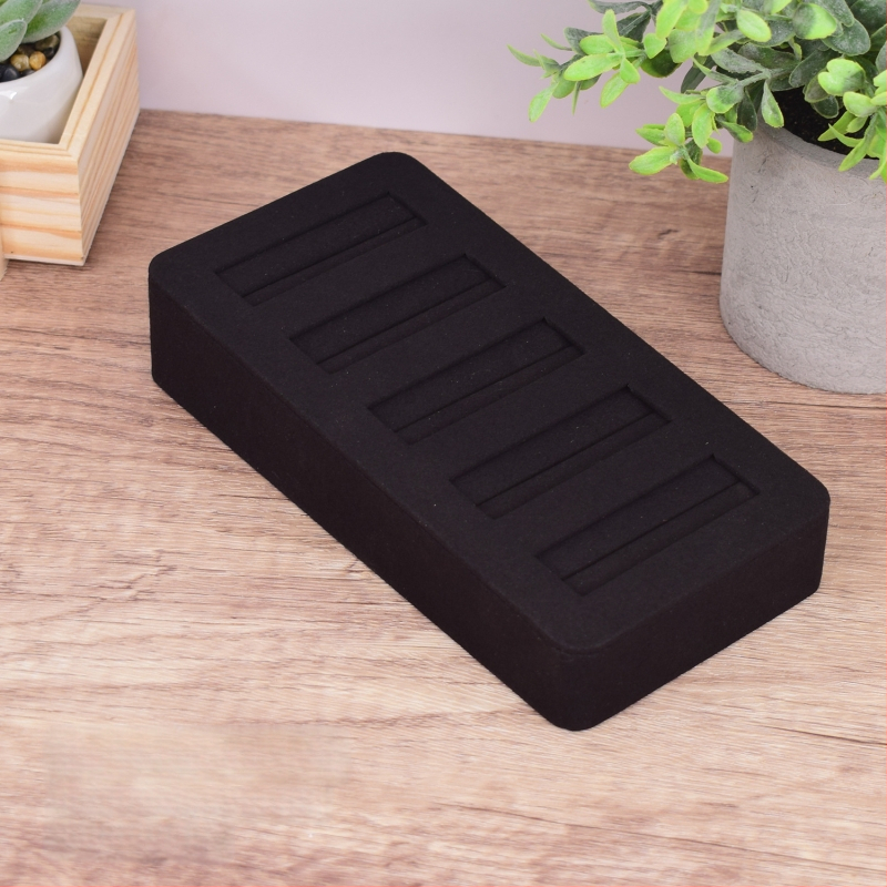 Gyűrűk és fülbevalók kiállító tálca textúrált bőrrel – Elegáns ékszerkiállító állvány, művészi stílus, 2025 tavasz