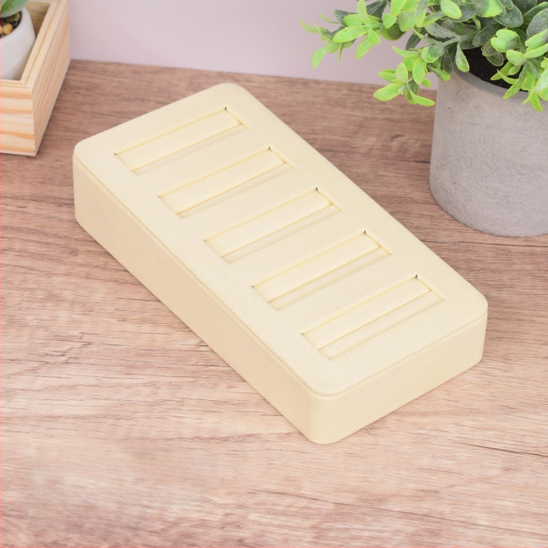 Gyűrűk és fülbevalók kiállító tálca textúrált bőrrel – Elegáns ékszerkiállító állvány, művészi stílus, 2025 tavasz