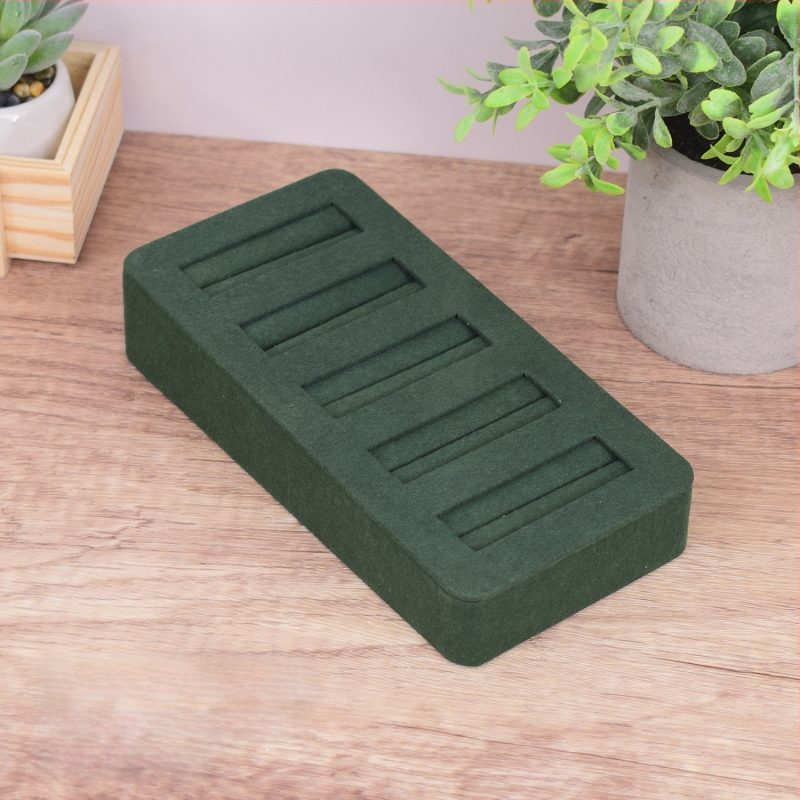 Gyűrűk és fülbevalók kiállító tálca textúrált bőrrel – Elegáns ékszerkiállító állvány, művészi stílus, 2025 tavasz