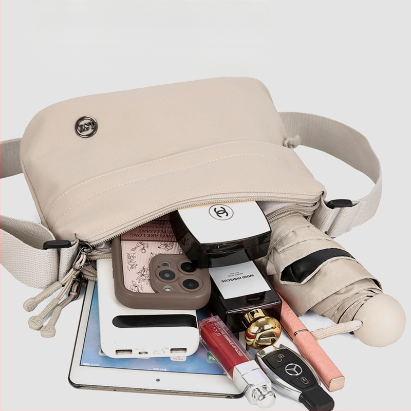 Nailona crossbody soma, pilsētas minimālisma stils, mazs kvadrāta formāts, rāvējslēdzēja atvērums, poliesteru odere, iekšējie kabati ar rāvējslēdzēju