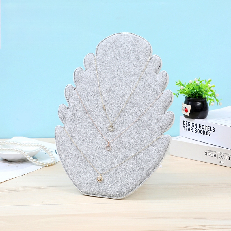 Velúr ékszerkijelző állvány fülbevalókhoz, nyakláncokhoz és karkötőkhöz – anyag: velúr + fa; forma: bemutató; szint: első; borítás: jégszürke velúr