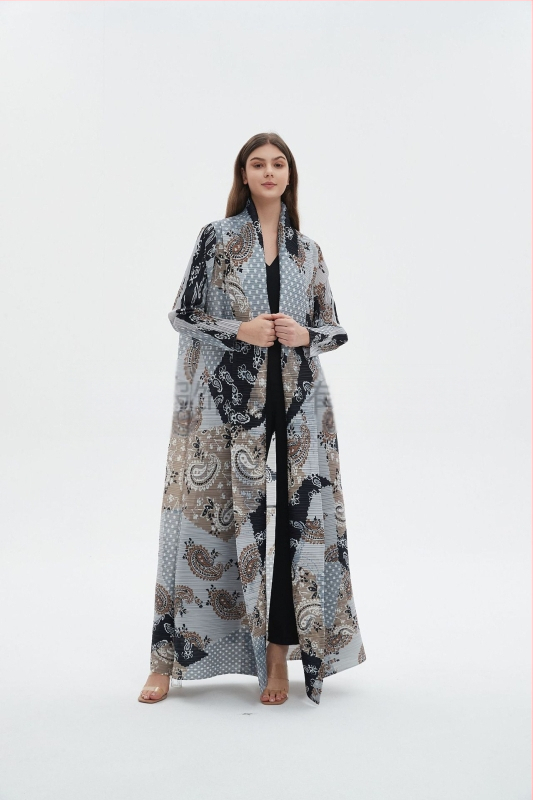 Sievietes garā abaja ar ziedu izšuvumu, crinkle tekstūra, poliesteris, garas piedurknes