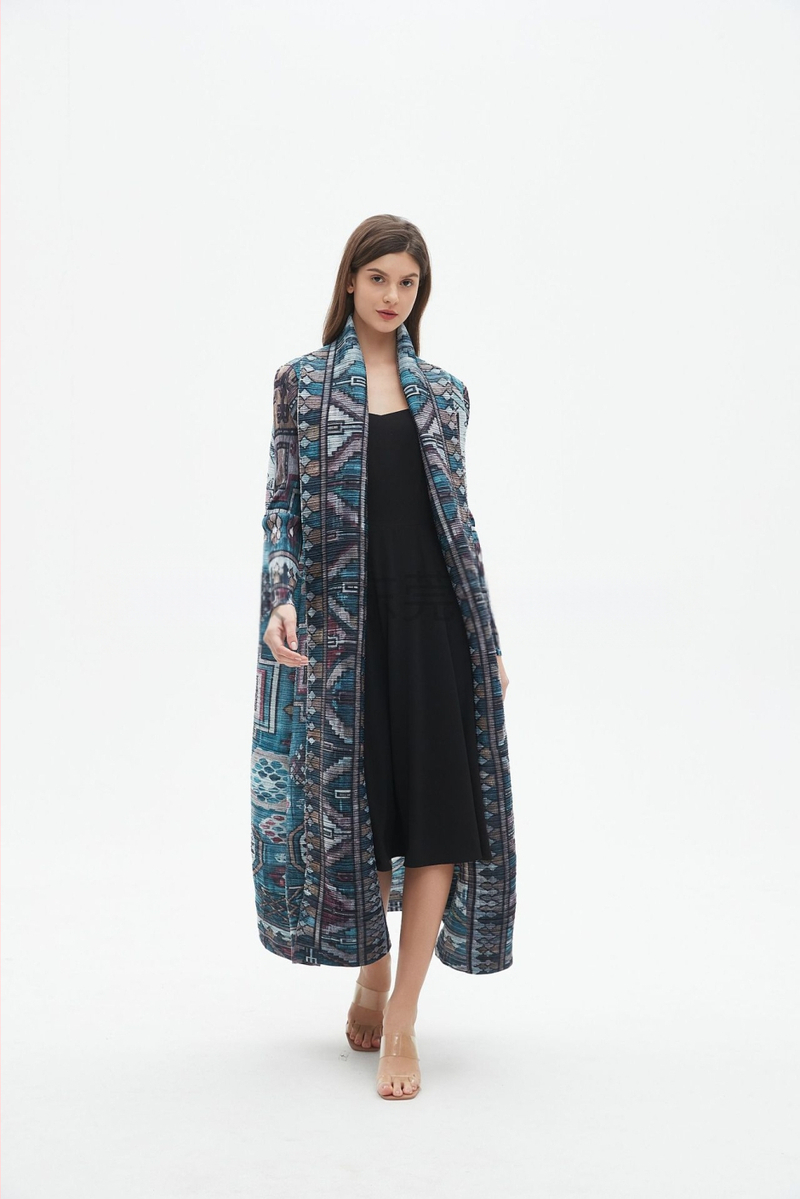 Sievietes garā abaja ar ziedu izšuvumu, crinkle tekstūra, poliesteris, garas piedurknes