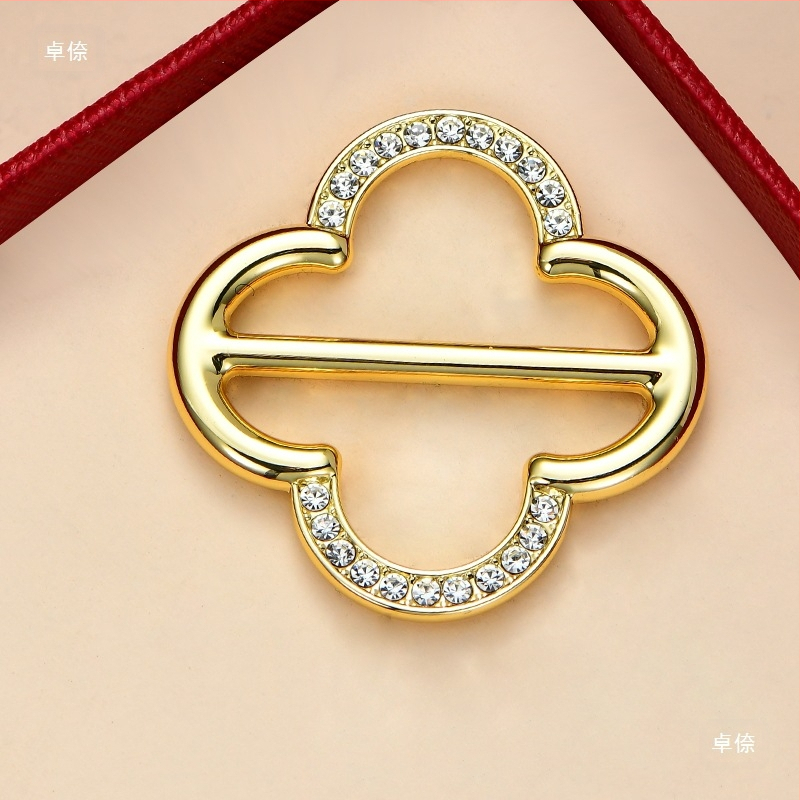 Segė su mazgu kampu, keturių lapų dobilo žiedas daugiafunkciam naudojimui, šilko šalikui sagtis (Pavasaris 2025)