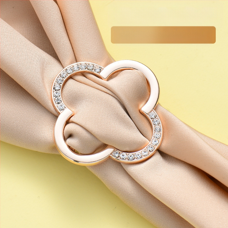 Segė su mazgu kampu, keturių lapų dobilo žiedas daugiafunkciam naudojimui, šilko šalikui sagtis (Pavasaris 2025)