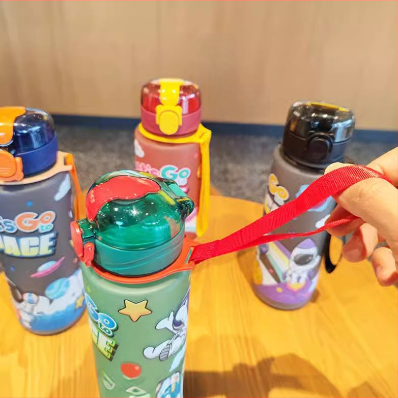 Pahar plastic cu astronaut desen animat, cu pai, curea de purtare, stil sport, 700 ml, material PC, personalizabil