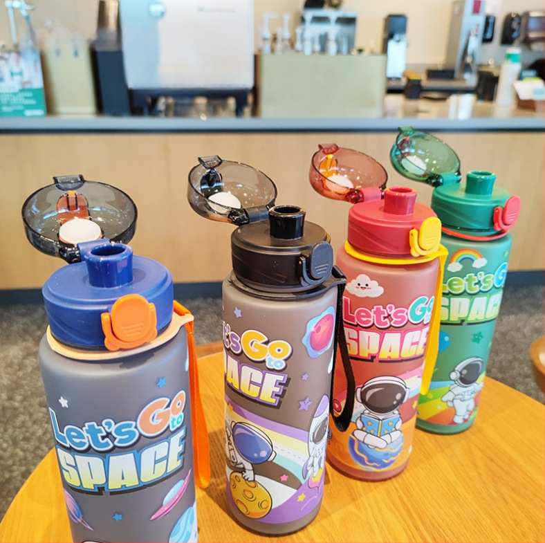 Pahar plastic cu astronaut desen animat, cu pai, curea de purtare, stil sport, 700 ml, material PC, personalizabil