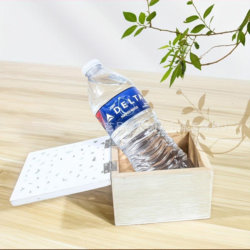 Dekoratyvinė medinė stalų laikymo dėžutė su raižiniais, skirta stalų organizavimui