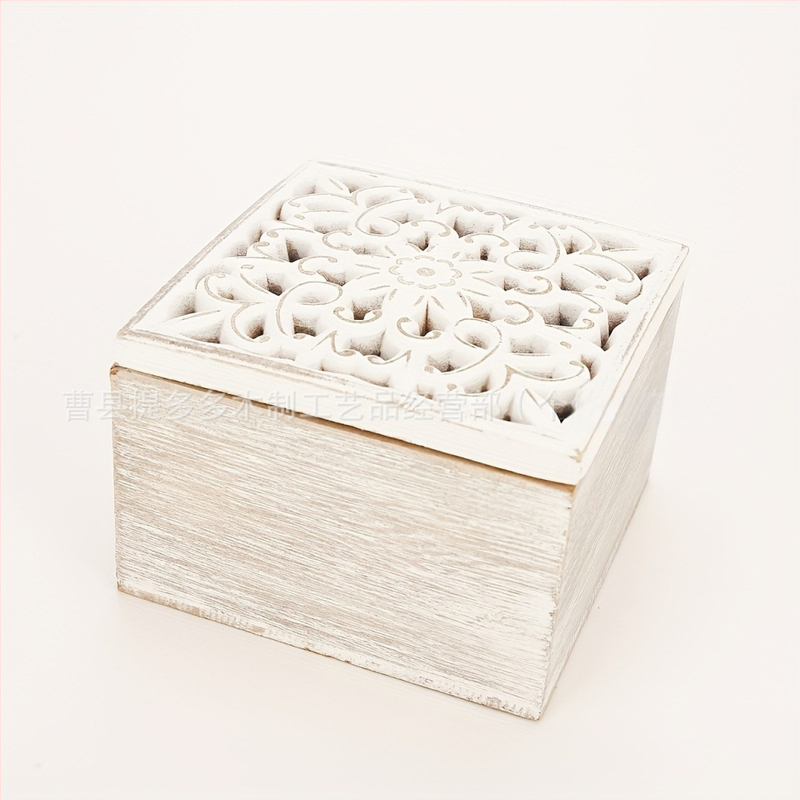 Dekoratyvinė medinė stalų laikymo dėžutė su raižiniais, skirta stalų organizavimui