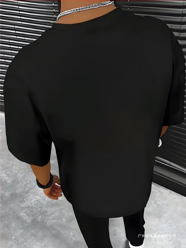 Krekliņš ar mikroelastīgu kokvilnas audumu, apaļa kakla atvērums, īsās piedurknes, karstumizdrukas motīvs, parasts griezums