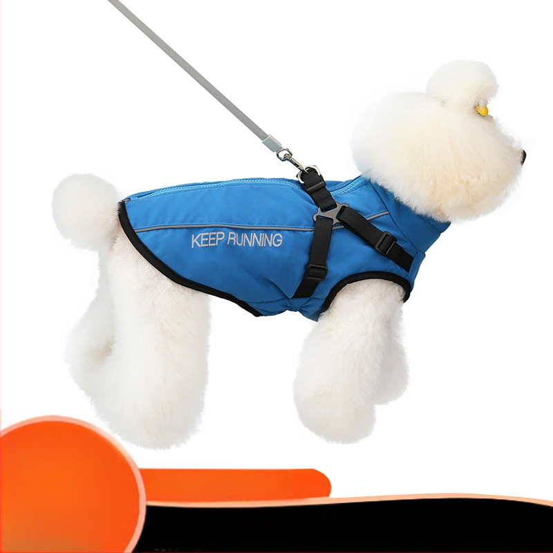 Suņa mētelis no poliestera ar flīsa pildījumu, drukāts dizains, atstarojoša josla un rāvējslēdzējs.