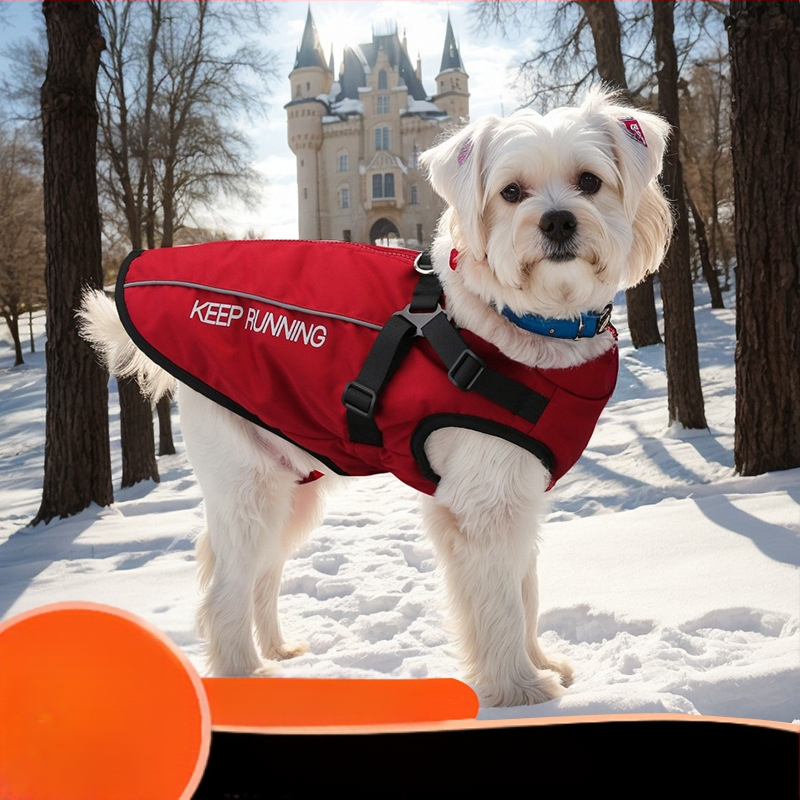 Suņa mētelis no poliestera ar flīsa pildījumu, drukāts dizains, atstarojoša josla un rāvējslēdzējs.