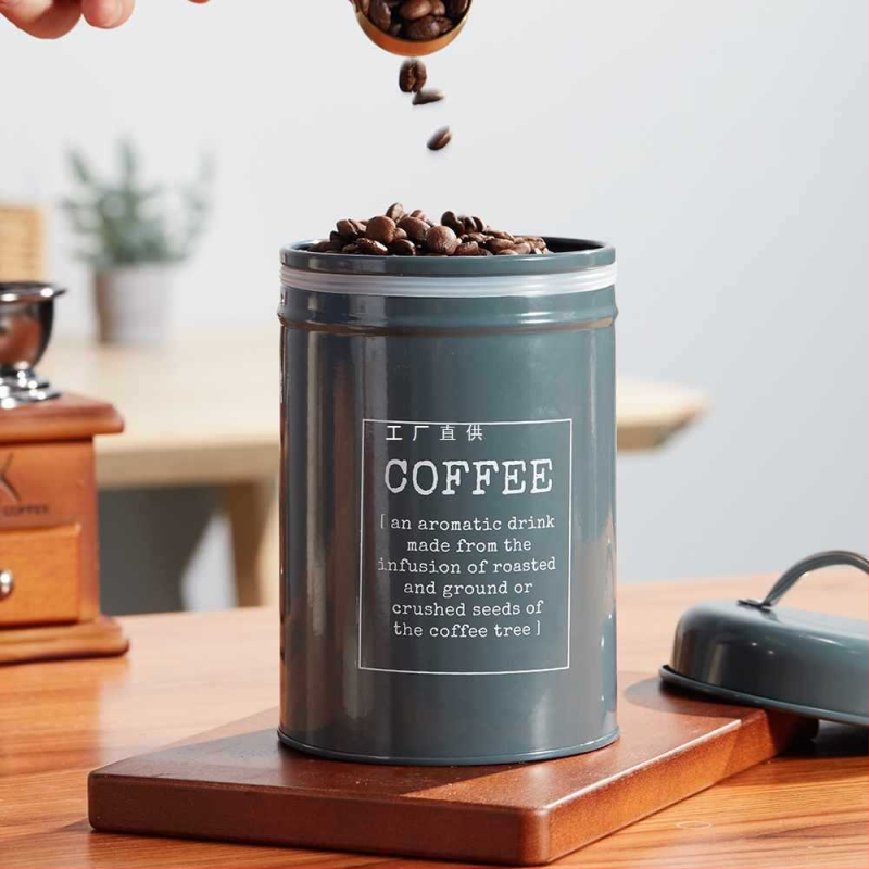 Fém kör alakú zárható, tömítő gyűrűvel ellátott edény tejpor, kávé, tea, cukorka és arcmaszk por számára; kapacitás 300 ml alatt