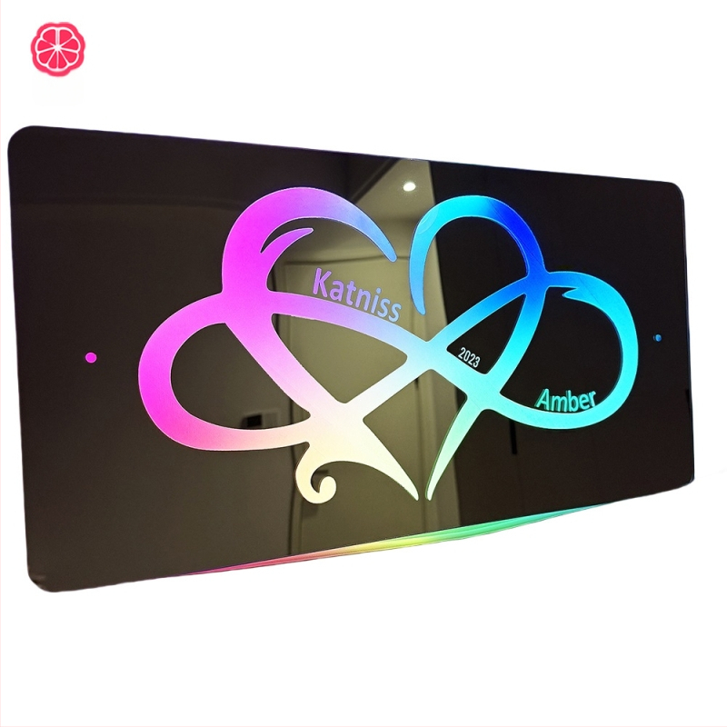 Ogledalo s graviranim imenom – ispreplećeno srce dizajn, akril, moderni minimalistički stil, dar za parove (Dan zaljubljenih, godišnjica)