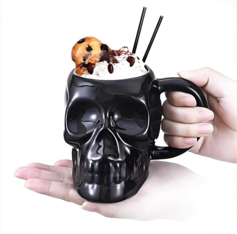 Keramikas krūze ar skeleta galvu, Helovīna tēma, iepakota papīra kastē, piemērota kā biznesdāvana