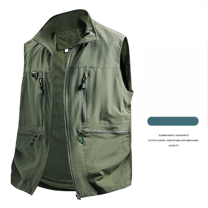 Vīriešu darba veste ar daudzām kabatām - brīvs piegriezums, stāvā apkakle, rāvējslēdzēja aizdare, elpojošs poliestera materiāls, vienkrāsaina, pavasara–rudens sezona