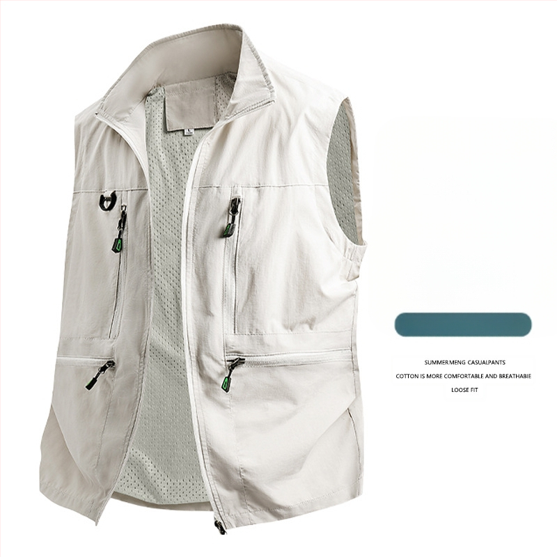 Vīriešu darba veste ar daudzām kabatām - brīvs piegriezums, stāvā apkakle, rāvējslēdzēja aizdare, elpojošs poliestera materiāls, vienkrāsaina, pavasara–rudens sezona