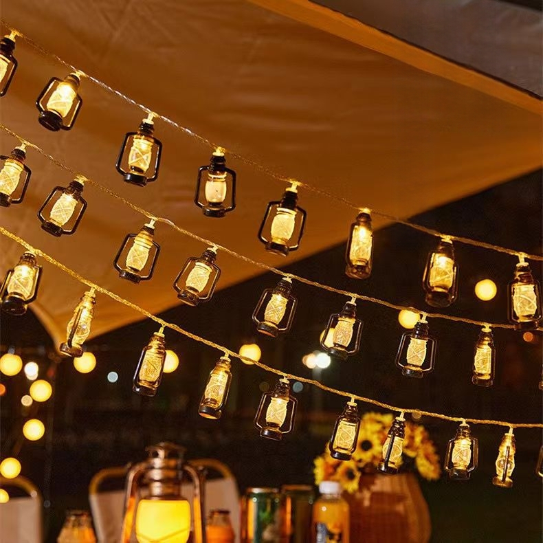 LED kerosino butelių šviesų grandinė kempingui – maitinimas baterija ir USB, įtampa ≤36V, mygtuko valdymas, IP54, modelis: Kerosene light string