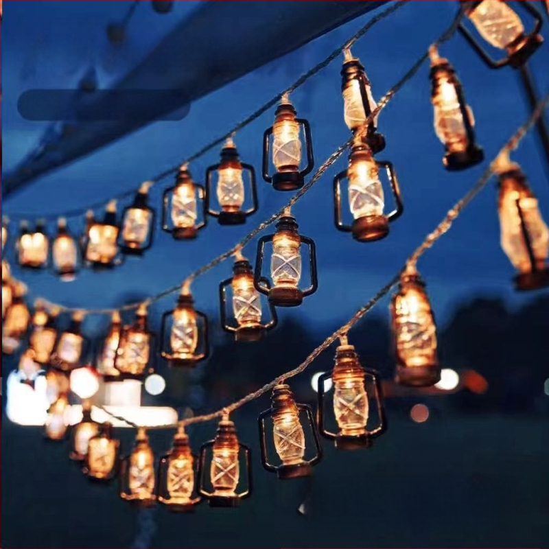 LED kerosino butelių šviesų grandinė kempingui – maitinimas baterija ir USB, įtampa ≤36V, mygtuko valdymas, IP54, modelis: Kerosene light string