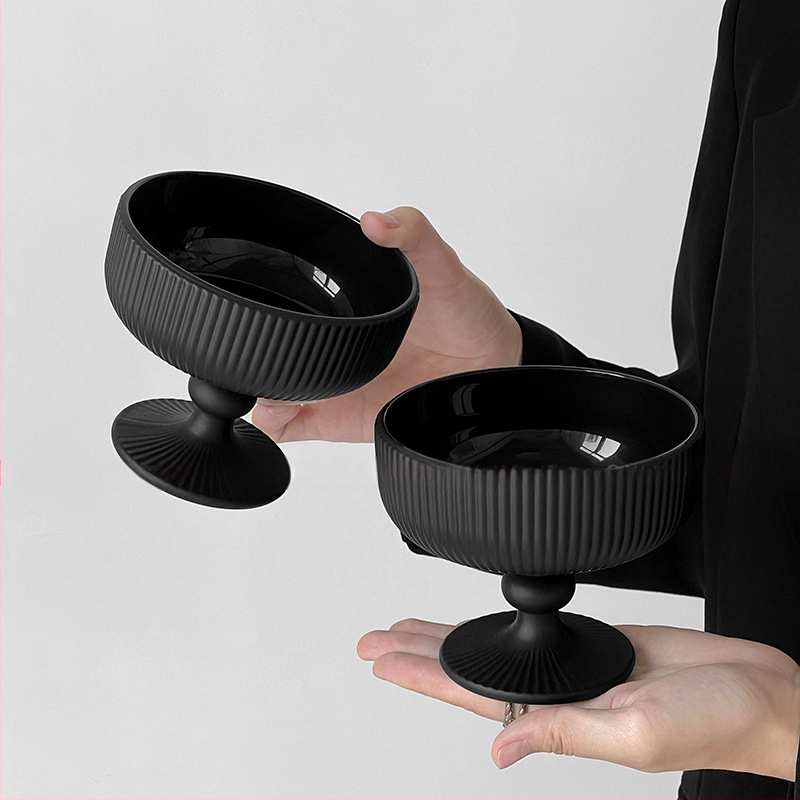 Staklena čašica za desert, za jogurt i sladoled, okrugla, jednodjelna, ručno izduvana.