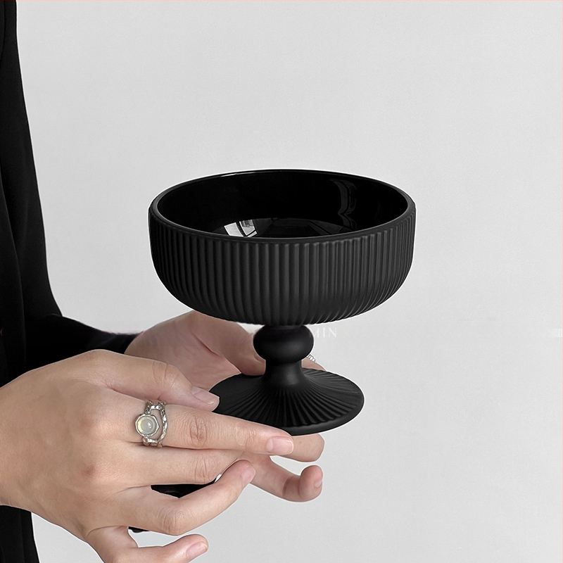 Staklena čašica za desert, za jogurt i sladoled, okrugla, jednodjelna, ručno izduvana.