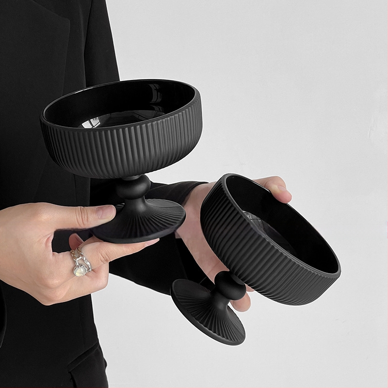 Staklena čašica za desert, za jogurt i sladoled, okrugla, jednodjelna, ručno izduvana.