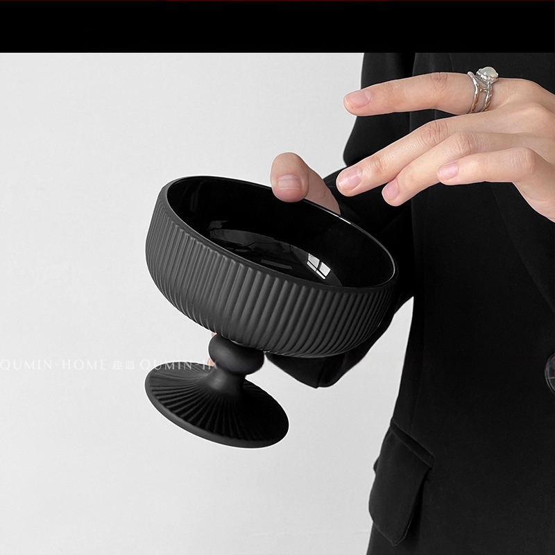 Staklena čašica za desert, za jogurt i sladoled, okrugla, jednodjelna, ručno izduvana.