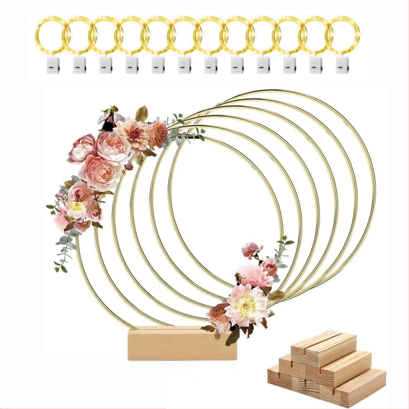 Središnji ukras za stol s metalnim prstenom i girlandom, sanjarska mreža, drvena podloga — dekor za vjenčanje i događanja