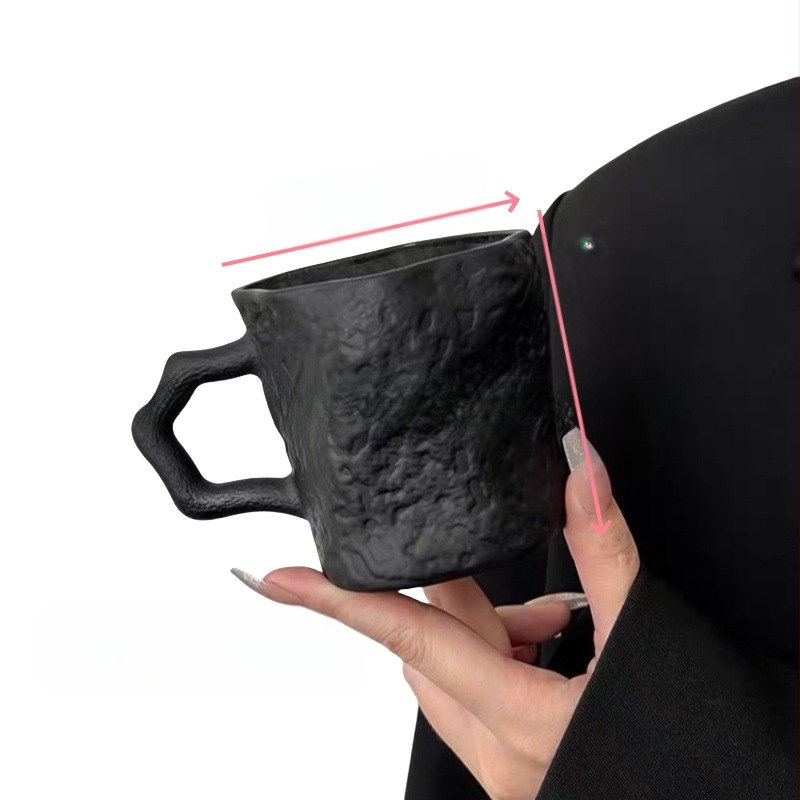 Kafijas krūze ar mūsdienīgu vienkāršu stilu, viegla luksusa retro noskaņa, viendabīgs raksts, logotipa drukāšana iespējama, iepakojums pa vienam.