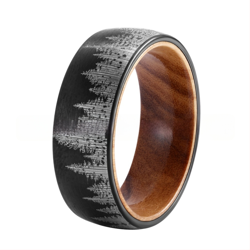 Vyrų žiedas iš volframo plieno su vidiniu mediniu žiedu ir miško raštu, auksu dengtas
