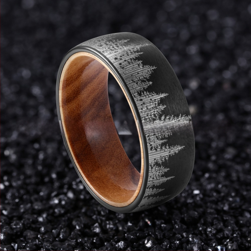 Vyrų žiedas iš volframo plieno su vidiniu mediniu žiedu ir miško raštu, auksu dengtas
