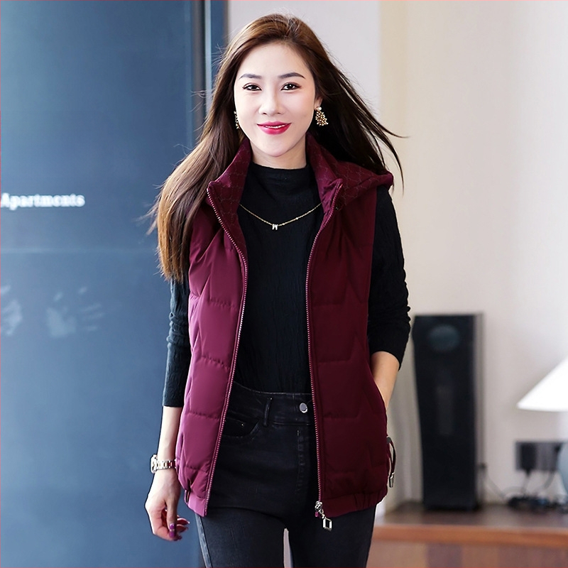 Talvine kahepoolne vest polüesterist materjalist, puuvillase täidisega, eemaldatav kapuuts, tõstetud krae, tõmblukk, vaba lõige