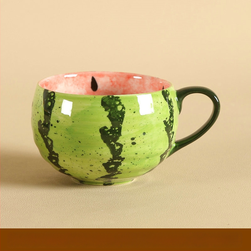 Käsitsi maalitud keraamiline kohvitass käepideme külge – arbuusi motiiv, allglazuuri dekoratsioon, värske ja armas stiil