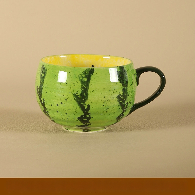 Käsitsi maalitud keraamiline kohvitass käepideme külge – arbuusi motiiv, allglazuuri dekoratsioon, värske ja armas stiil