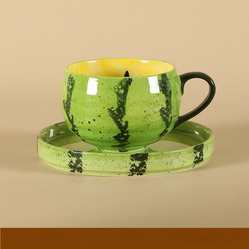 Käsitsi maalitud keraamiline kohvitass käepideme külge – arbuusi motiiv, allglazuuri dekoratsioon, värske ja armas stiil