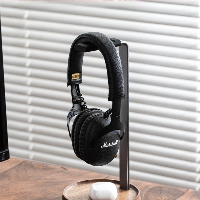 Kõrvaklappide alus mängulauale — pähkliapuu, massiivne puit, alumiiniumi sulam; SN144, 1007428505