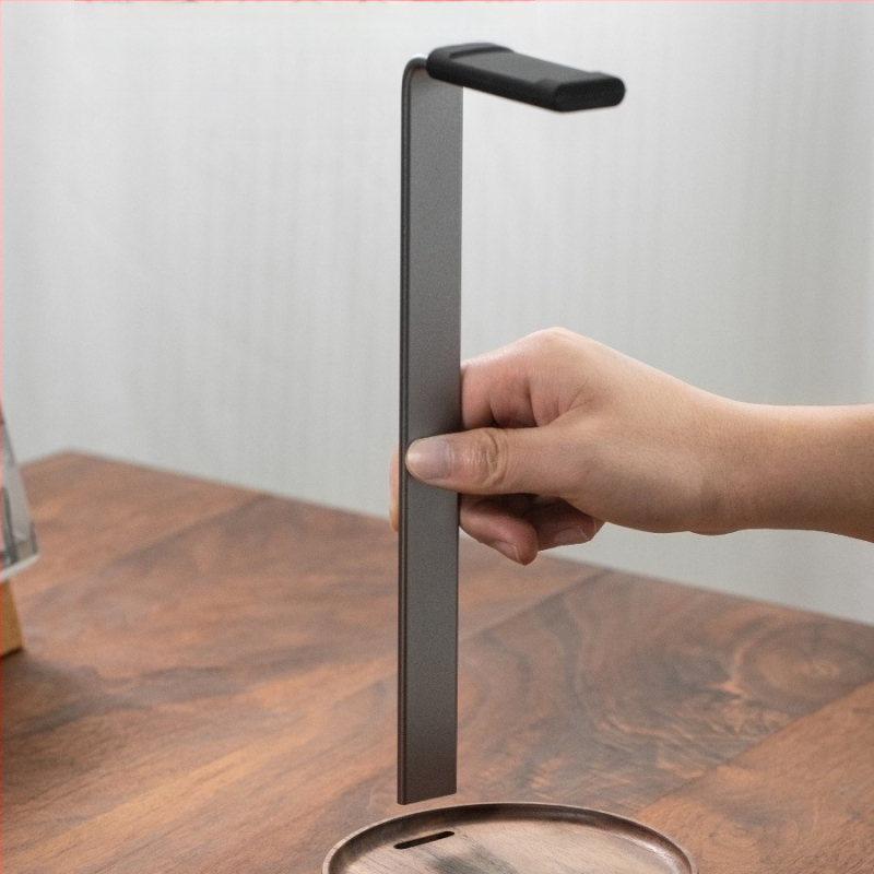 Kõrvaklappide alus mängulauale — pähkliapuu, massiivne puit, alumiiniumi sulam; SN144, 1007428505