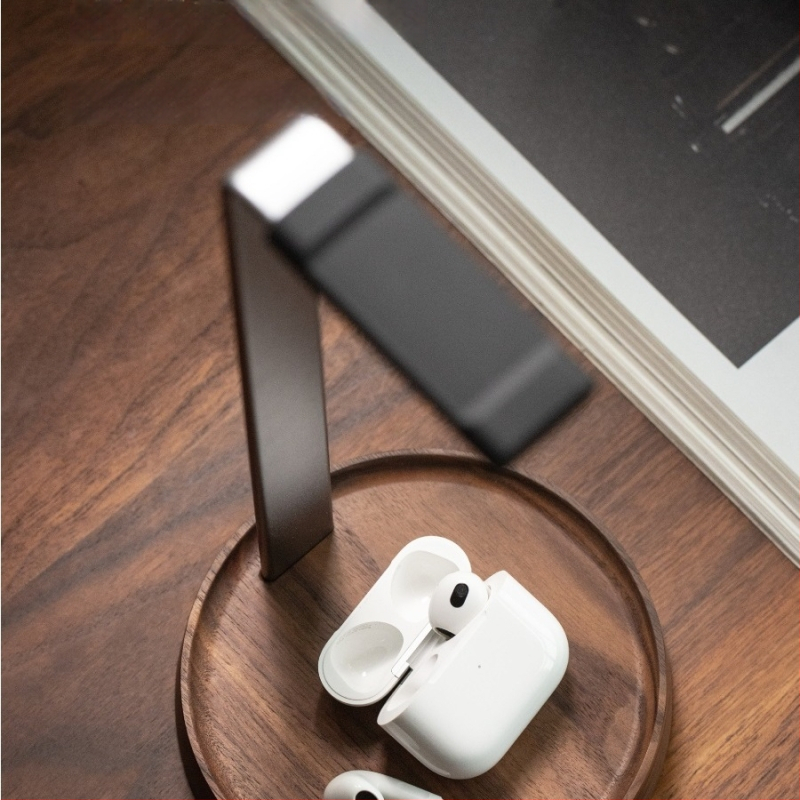 Kõrvaklappide alus mängulauale — pähkliapuu, massiivne puit, alumiiniumi sulam; SN144, 1007428505