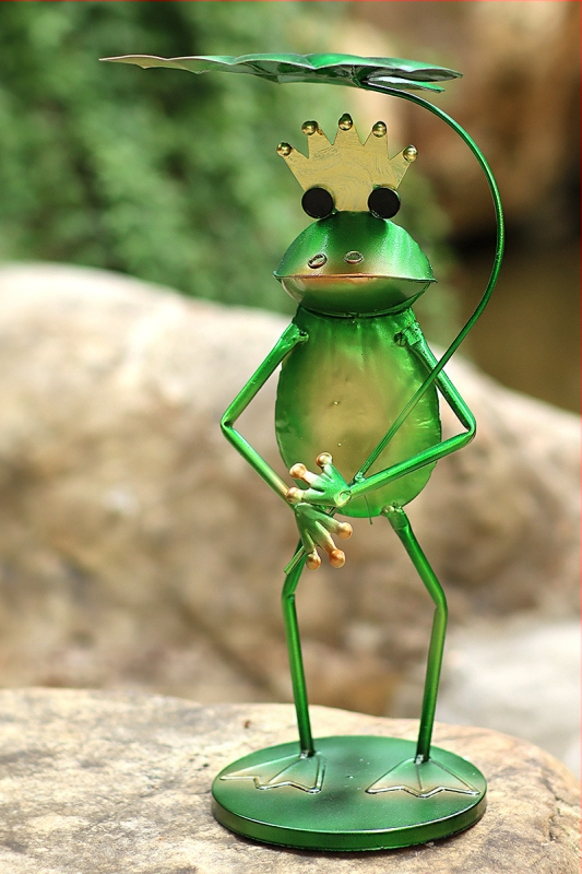 Väljas kasutatav raudne linnutoitja konn-motiiviga ja lille sisestusega aiadekoratsioon