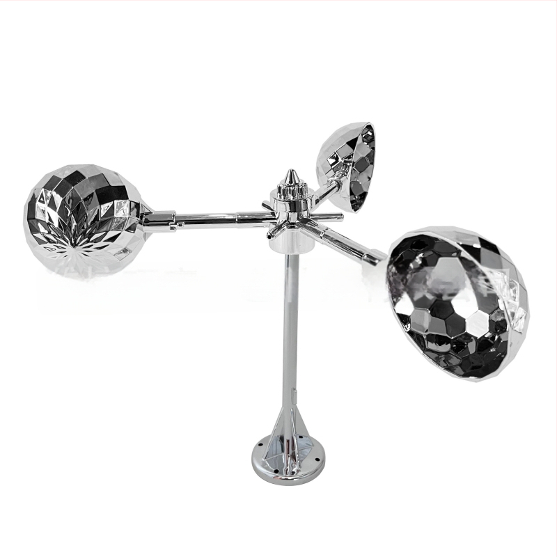 Ochranné zariadenie proti vtákom s napájaním zo slnka a veterným pohonom, ABS konštrukcia, zvukové a svetelné odpudzovanie, určené pre ovocné sady, rybníky a poľnohospodársku pôdu.