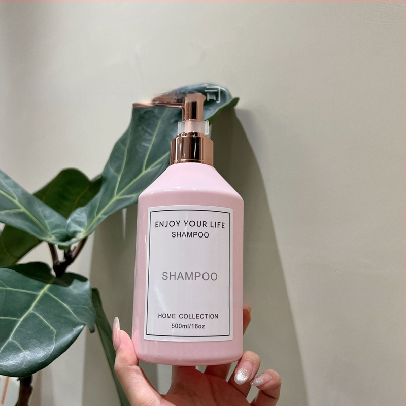 Fľaša na telové mlieko Cherry Blossom Rose, objem 500 ml; pumpa s viečkom; PET materiál; hrúbka steny 1–2 mm; spracovanie na mieru