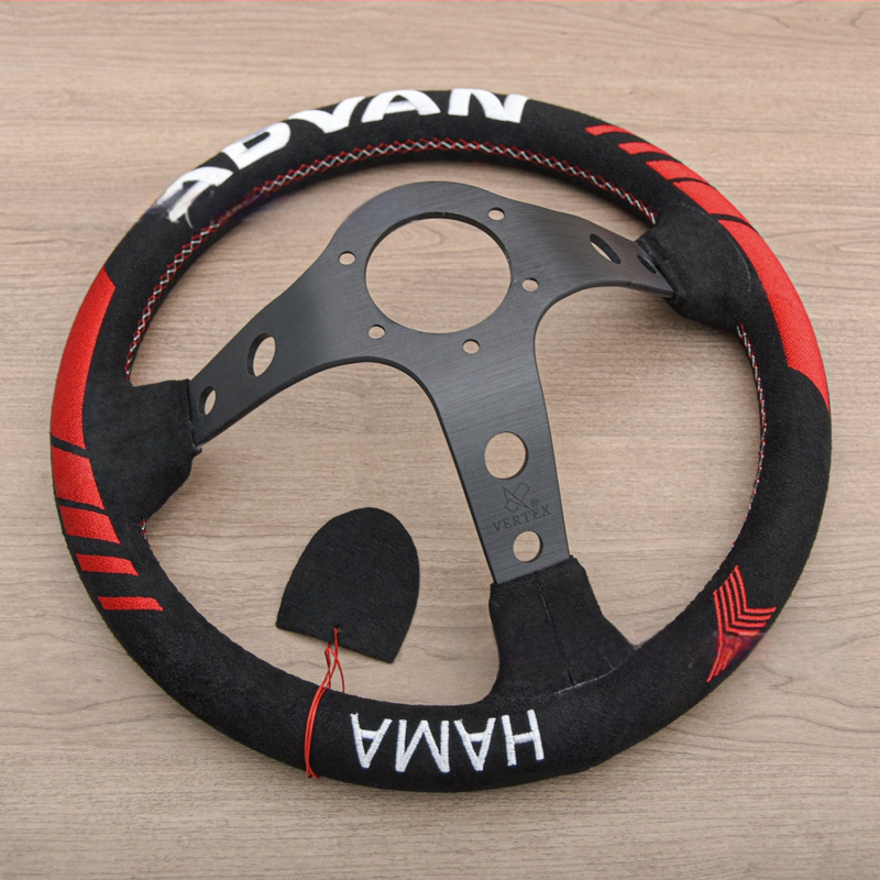 Pretekársky volán s VERTEX vyšívaním, univerzálne použitie (Materiál: zliatina; Typ: Pretekársky volán; Model: Univerzálny; Vhodné modely: Univerzálne; Spracovanie a prispôsobenie: Áno)