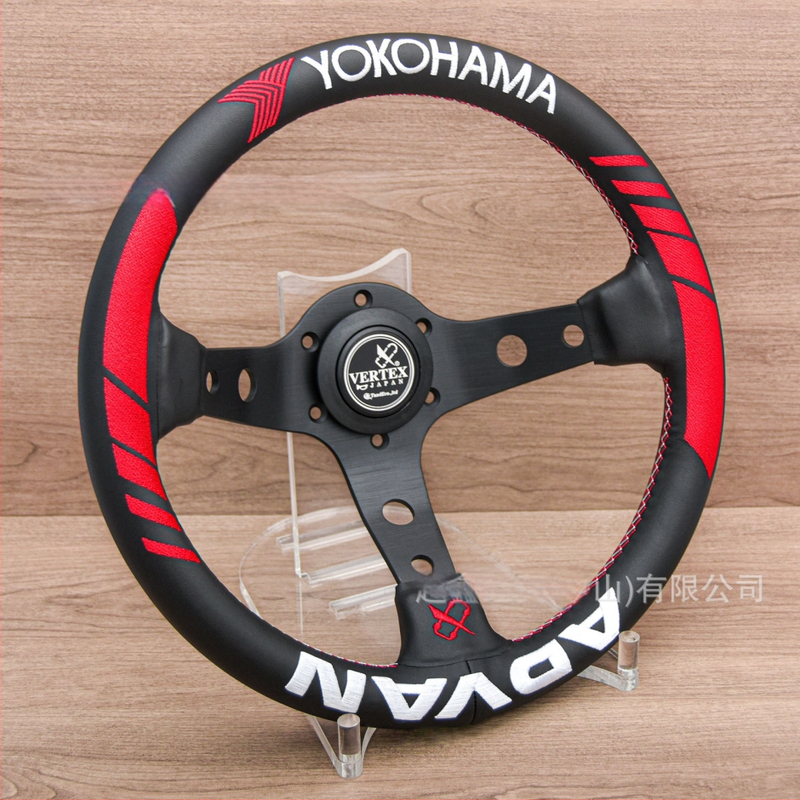 Pretekársky volán s VERTEX vyšívaním, univerzálne použitie (Materiál: zliatina; Typ: Pretekársky volán; Model: Univerzálny; Vhodné modely: Univerzálne; Spracovanie a prispôsobenie: Áno)