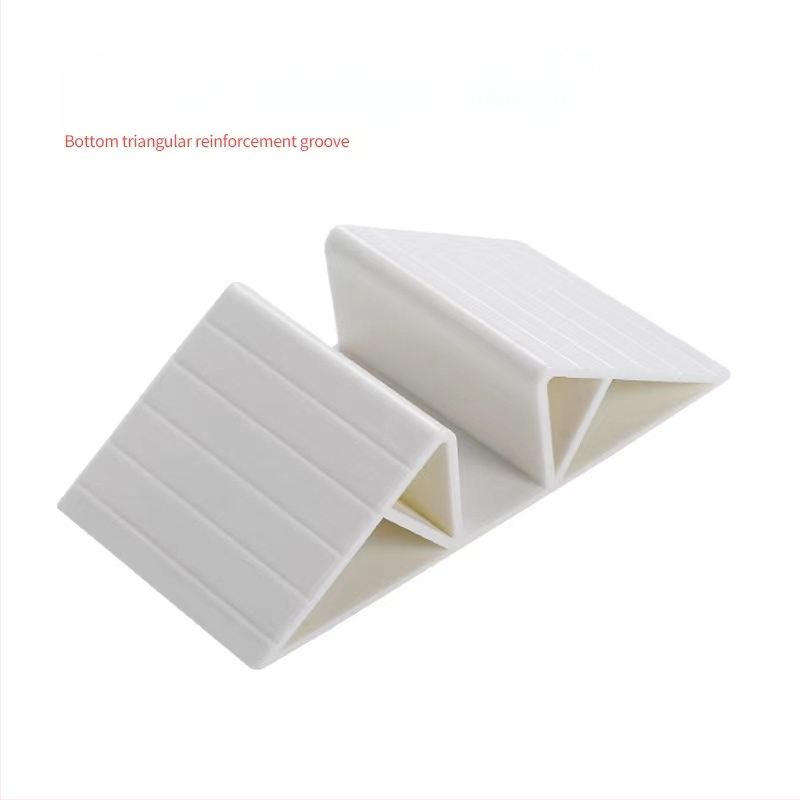 Príslušenstvo k dverovej koľajnici pre domáce zvieratá s trojuholníkovým otvorom na kartu a výstuhou pre bezpečnostné dvere