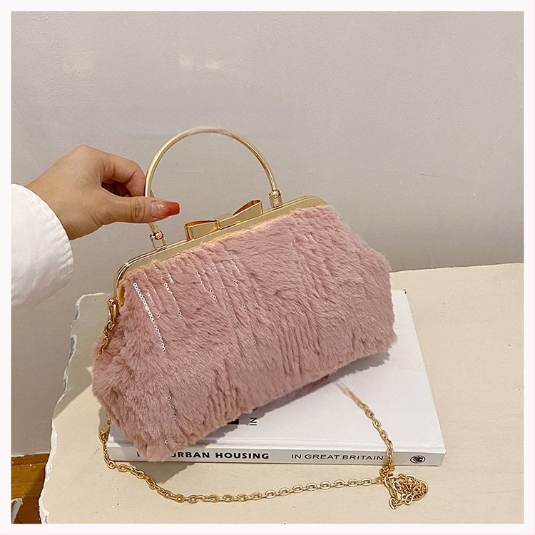 Plyšová dámska kabelka s tvarom mušle, crossbody, klipové otvorenie, vrecko na telefón, polyesterová podšívka, street fashion, zima 2024