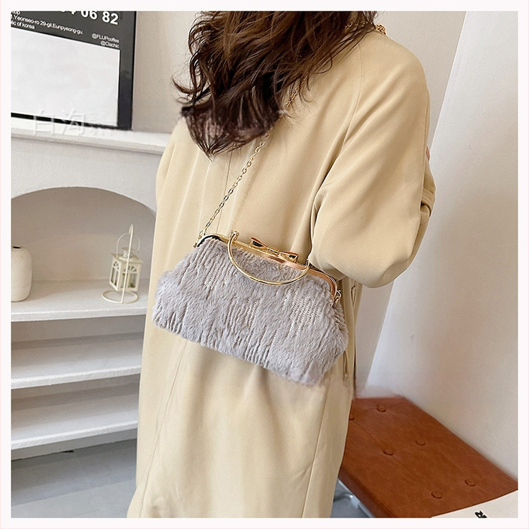 Plyšová dámska kabelka s tvarom mušle, crossbody, klipové otvorenie, vrecko na telefón, polyesterová podšívka, street fashion, zima 2024