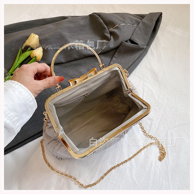 Plyšová dámska kabelka s tvarom mušle, crossbody, klipové otvorenie, vrecko na telefón, polyesterová podšívka, street fashion, zima 2024