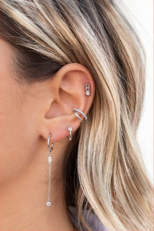 Sada náušníc s klipom na uši z meďe, elektrolyticky pokovené zlatom a zirkónmi, U-tvarovaný geometrický dizajn, pre ženy