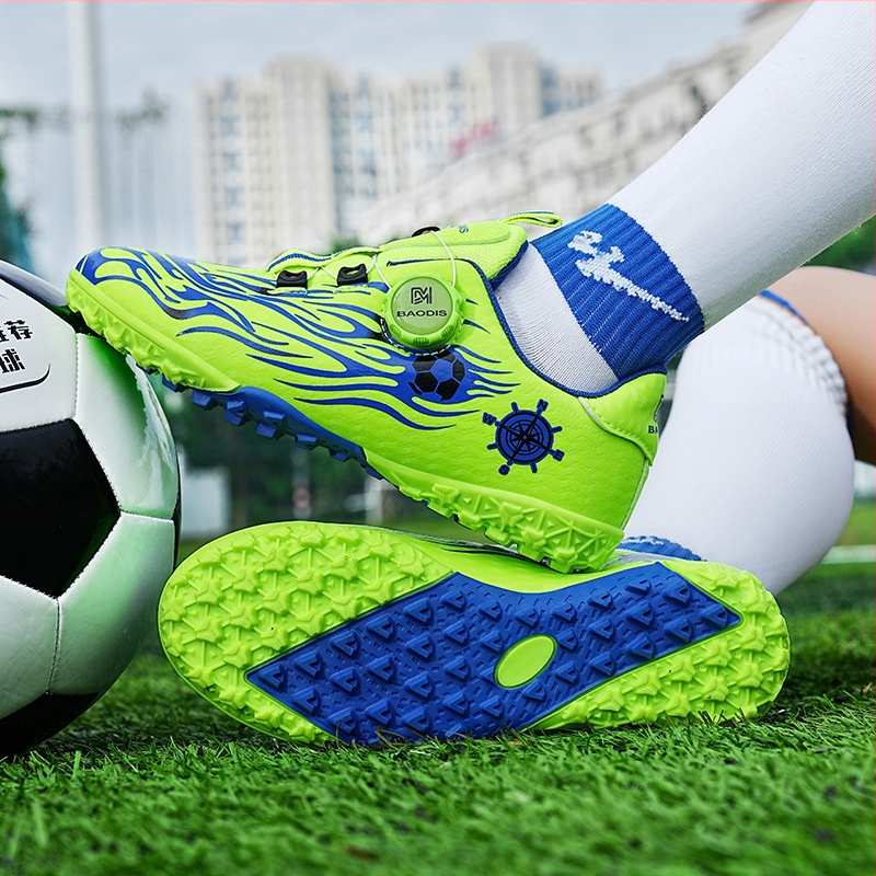 Detské futbalové topánky pre chlapcov, zapínanie na gumu, vrchný materiál syntetická koža, podrážka proti šmyku z gumy, vnútorný materiál imitovaná koža, tlmiaca adhezívna technológia